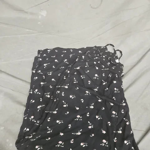 HOLLISTER BLACK FLORAL PRINT TROUSERS SIZE M