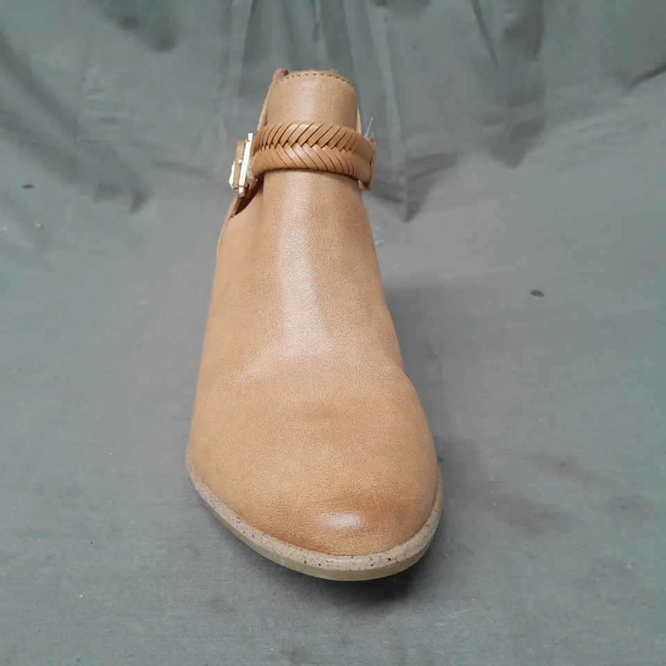 PAIR OF COMFORT TU BLOCK HEEL SHOES IN TAN SIZE 6