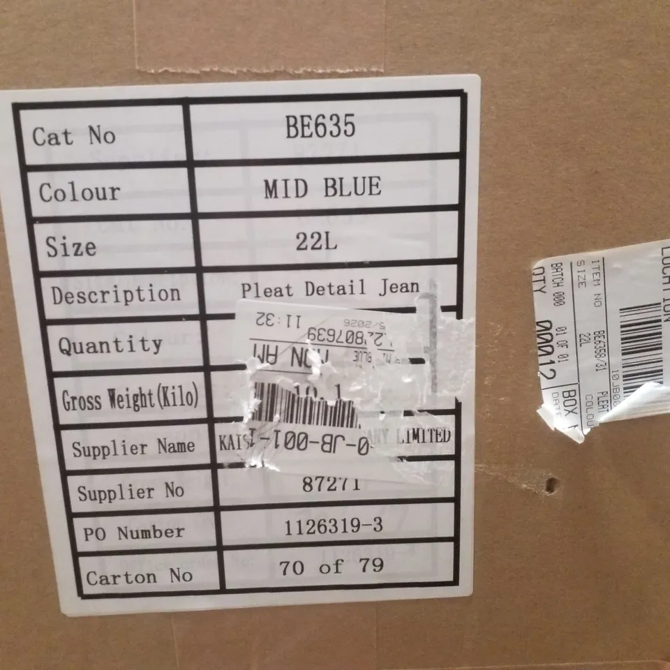BOX CONTAINING APPROXIMATELY 12 BRAND NEW SIMPLY BE MID BLUE PLEAT DETAIL WIDE LEG JEANS - SIZE 22L