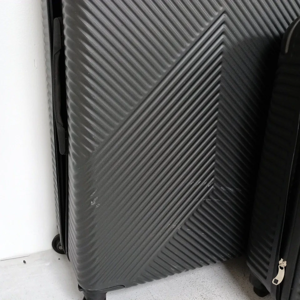 SET OF 3 HARD SHELLED WHEELED LUGGAGE CASES IN GREY