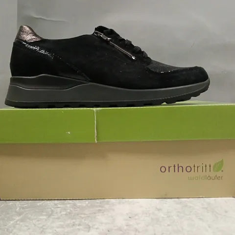 BOXED PAIR OF WALD LAUFER SHOES IN BLACK SIZE 6.5