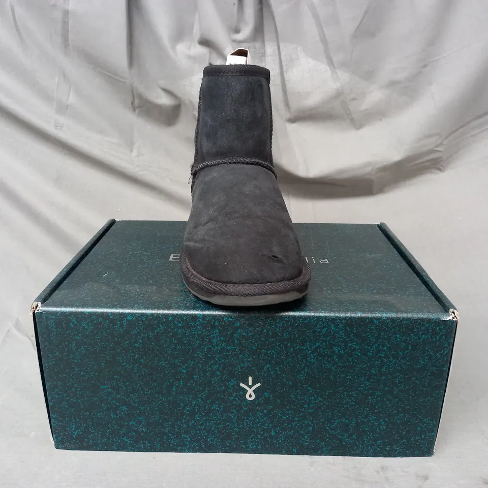 BOXED PAIR OF EMU AUSTRALIA BOOTS IN BLACK SIZE 5