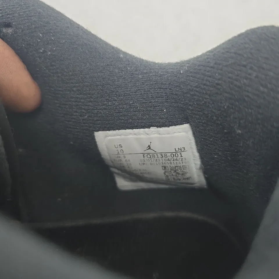 NIKE AIR JORDAN 4 RETRO BLACK/WHITE SNEAKERS – US 10 (UK 9)