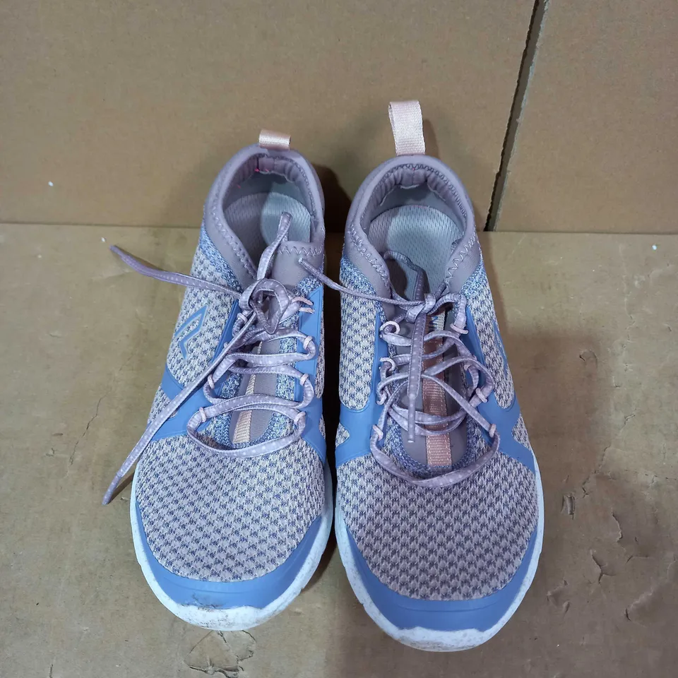 VIONIC MULTICOULRED TRAINER SIZE 5
