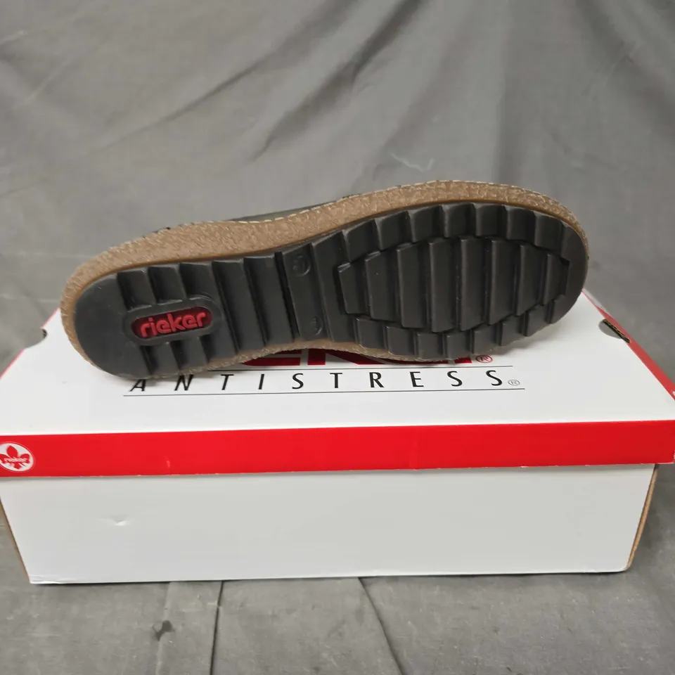 BOXED PAIR OF RIEKER GREEN COMBINATION ZIP SHOES - 6
