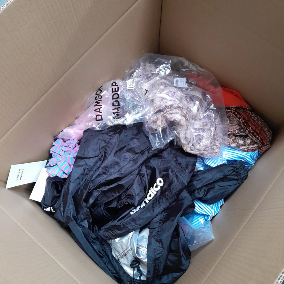 BOX OF APPROX 15 X ASSORTED ITEMS OF CLOTHING; TO INCLUDE DRESSES, SHIRTS, COAT ETC 