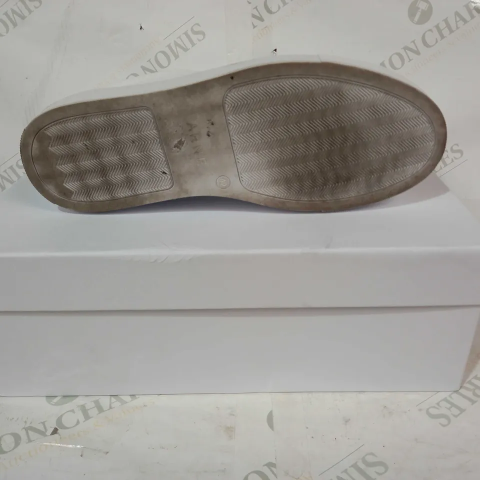 BOXED PAIR OF ARNE LOW ESSENTIAL TRAINER IN WHITE UK SIZE 8