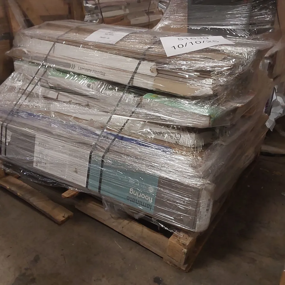 PALLET CONTAINING APPROXIMATELY 25x MIXED OAK WOODEN FLOORING PACKS
