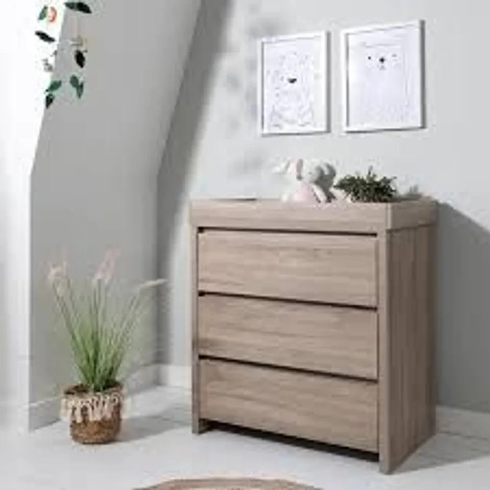 BOXED TUTTI BAMBINI MODENA CHEST CHANGER - OAK (2 BOXES)