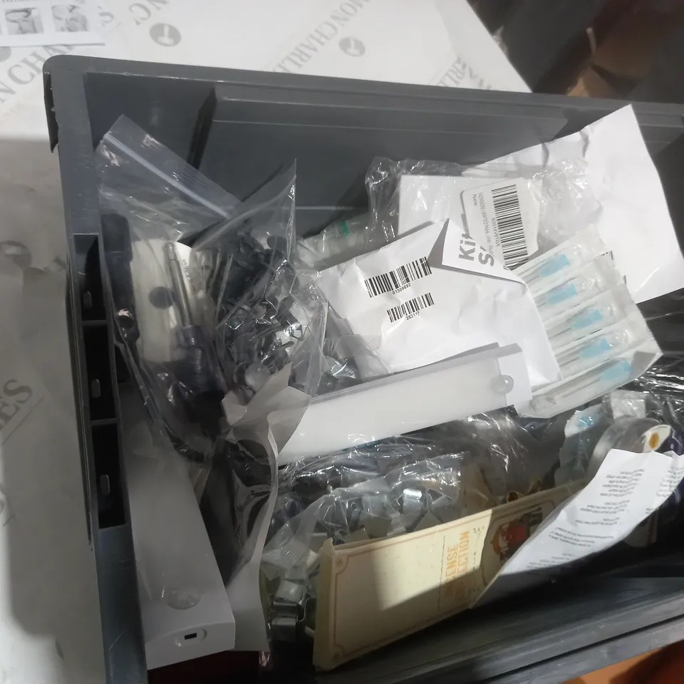 TOTE OF APPROXIMATELY 16 ASSORTED ITEMS TO INCLUDE A DOG LIGHT, A MICROWAVE EGG POACHER AND A DRILLBIT SET