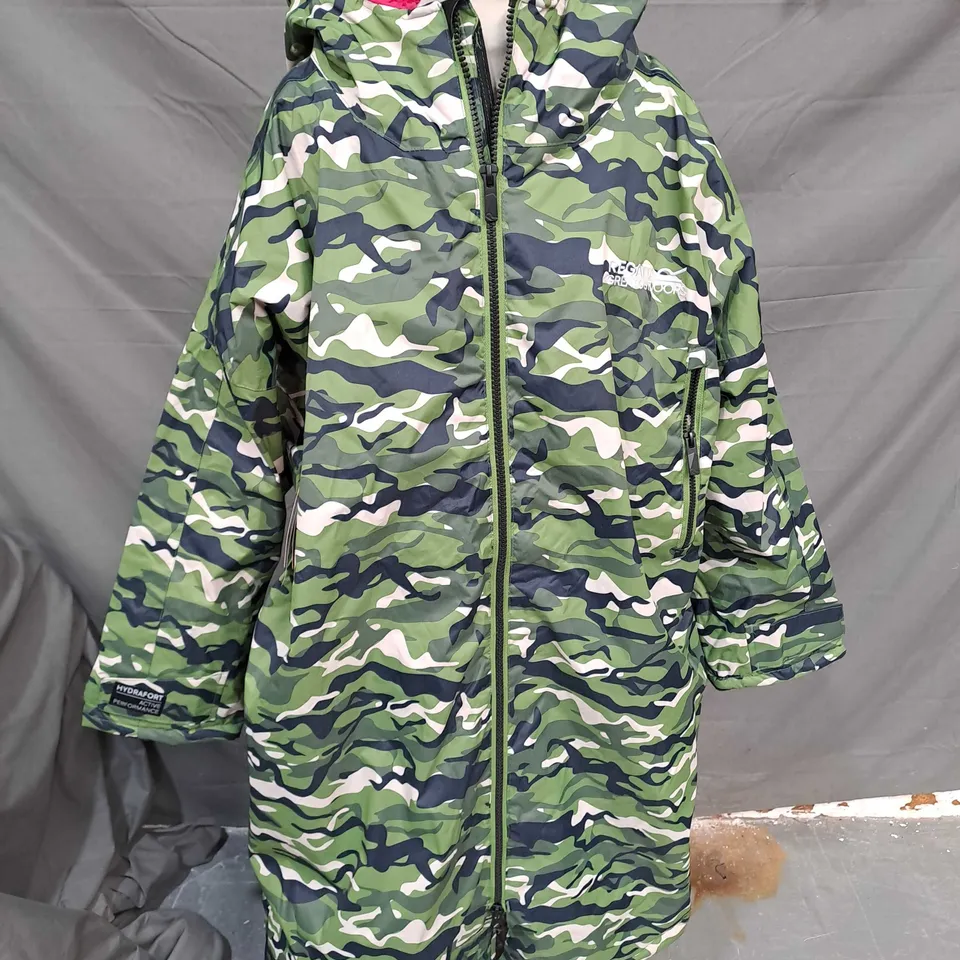 REGATTA ADLT WATERPROOF ROBE CACTUS CAMO SIZE S/M
