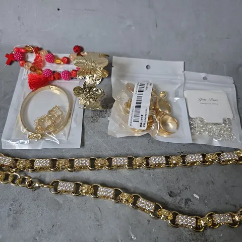 APPROXIMATELY 15 ASSORTED JEWELLERY ITEMS TO INCLUDE - NECKLACE , BANGLE , WATCH ETC