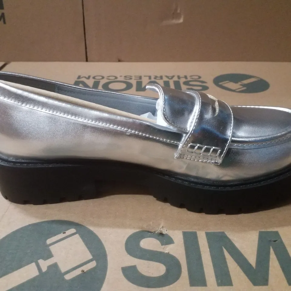 BOX CONTAINING APPROXIMATELY 5 PAIRS OF BRAND NEW SIMPLY BE SILVER DALLAS WIDE PENNY LOAFERS - SIZE 7