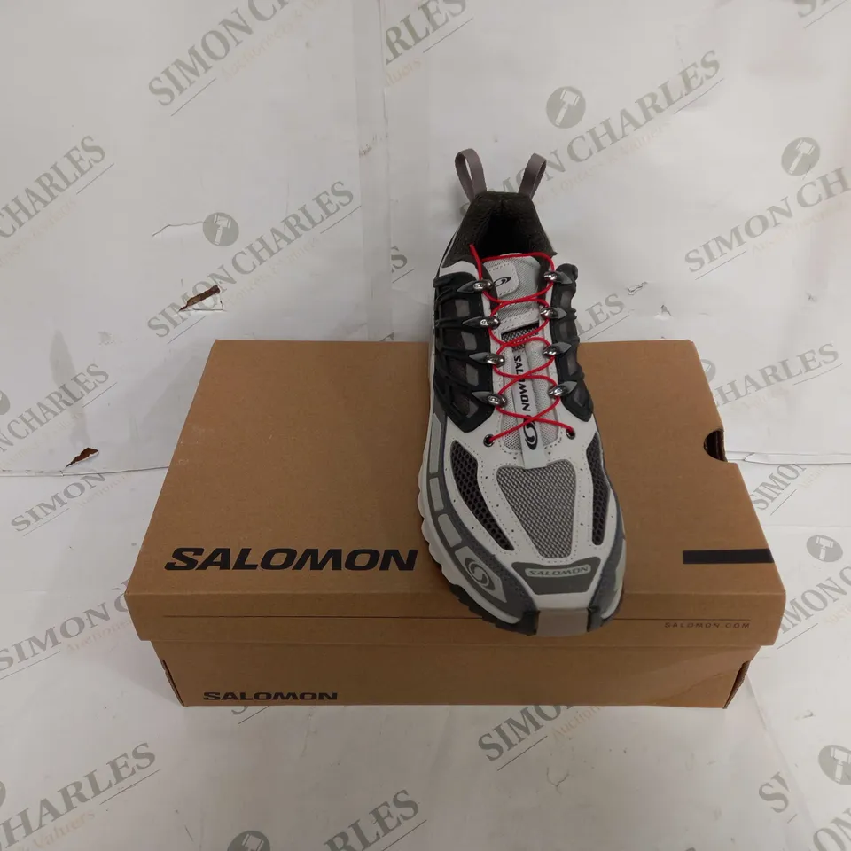 BOXED PAIR OF SALOMON RUNNING SHOES IN GREY/WHITE - UK SIZE 9