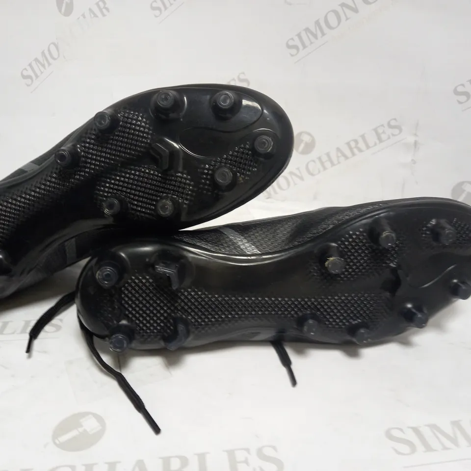 DAOQUAN FOOTBALL CLEATS WITH PITCH SPIKES 