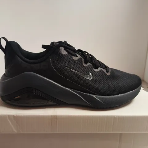 BOXED PAIR OF NIKE BELLA 7 WOMEN’S TRAINERS – TRIPLE BLACK, UK 6.5 