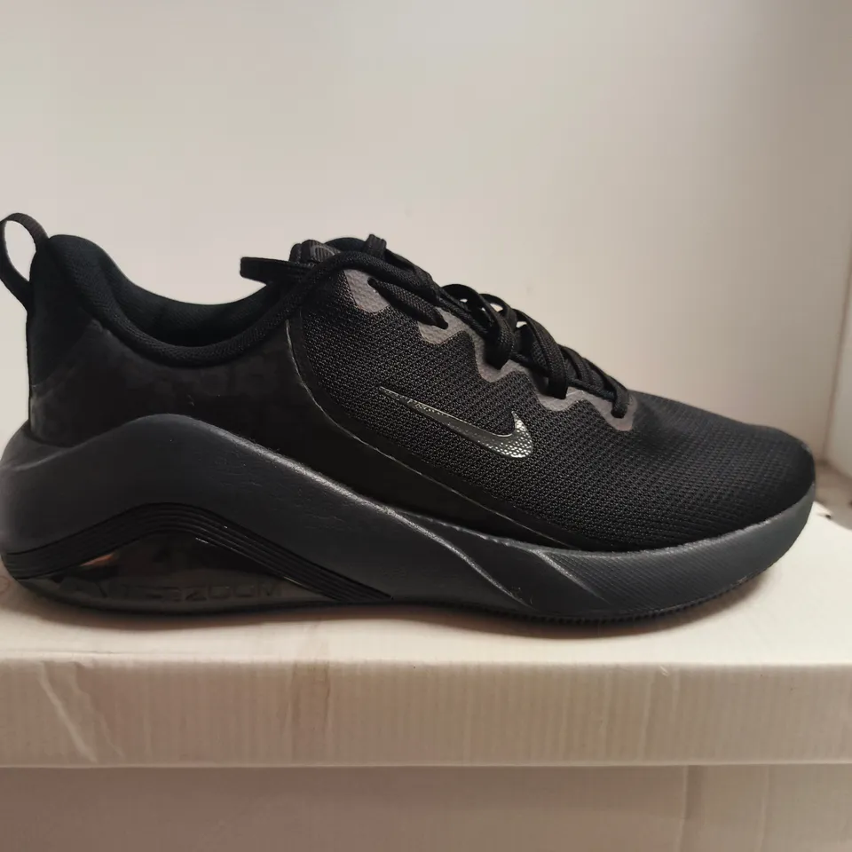 BOXED PAIR OF NIKE BELLA 7 WOMEN’S TRAINERS – TRIPLE BLACK, UK 6.5