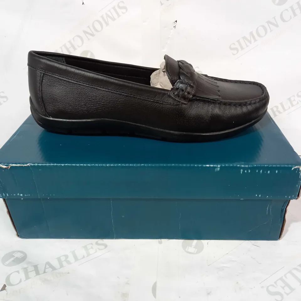 BOXED PAIR OF HOTTER SAILOR LEATHER SLIP ON SHOES IN BLACK UK SIZE 8