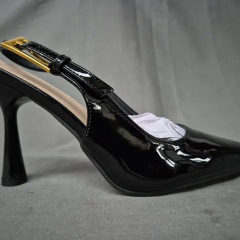 BOXED PAIR OF UNBRANDED POINTED TOE HEELED SHOES IN GLOSSY BLACK EU SIZE 38