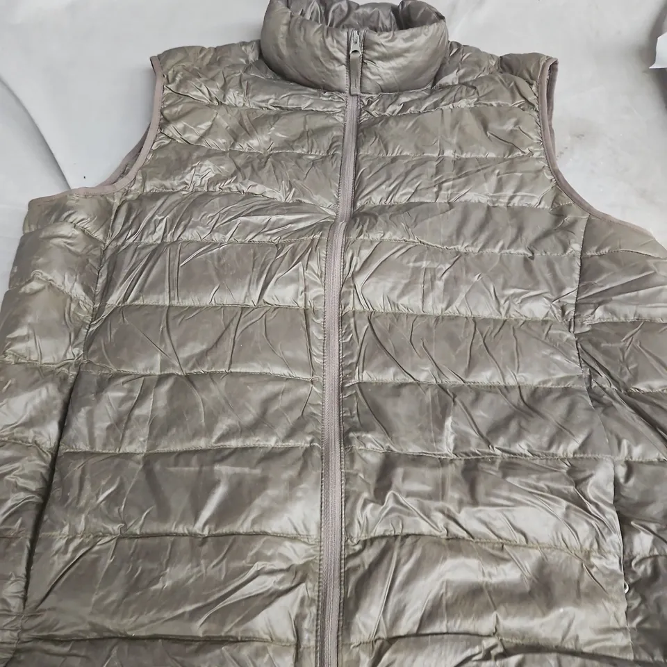 UNIQLO ULTRA LIGHT DOWN PUFFER VEST – OLIVE SIZE M