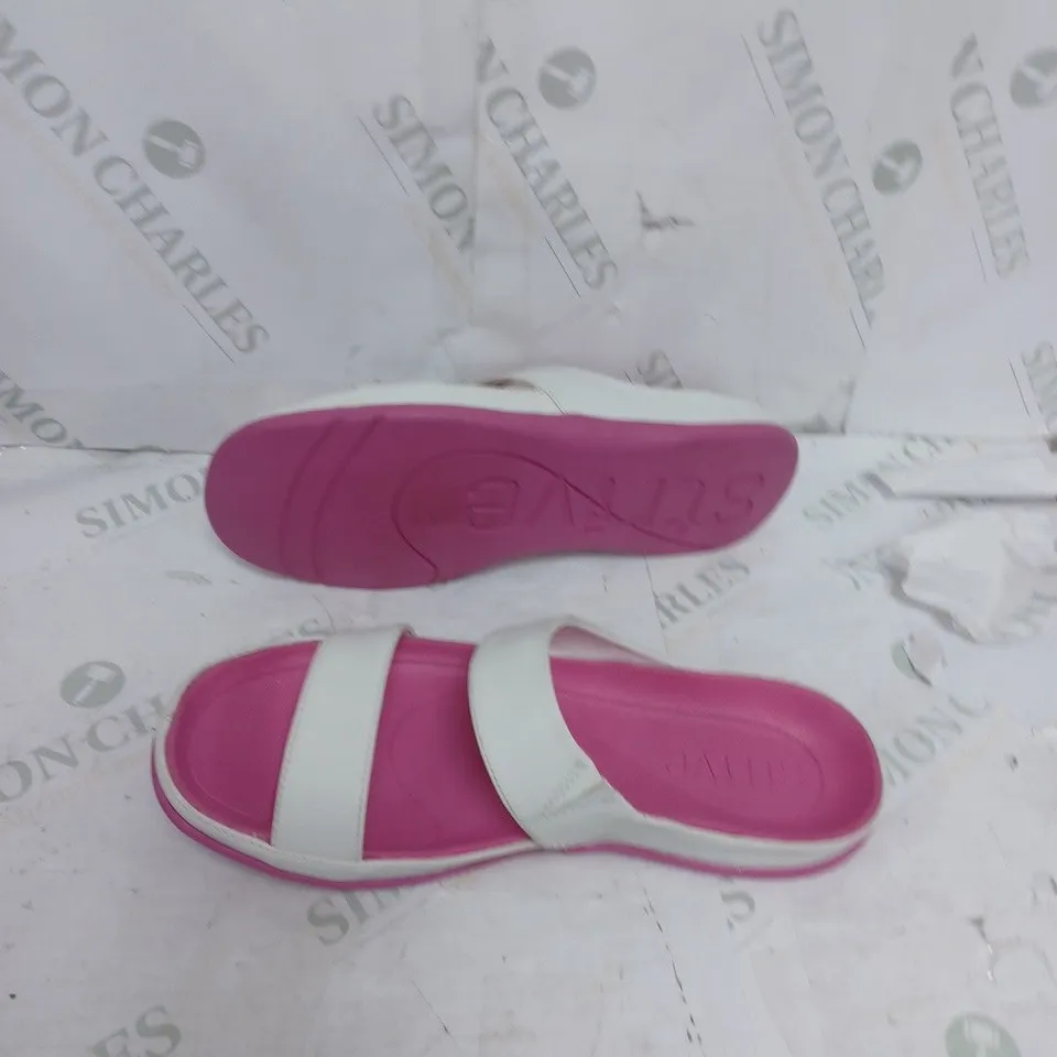 BOXED PAIR OF STRIVE SANDALS IN WHITE/PINK SIZE 7