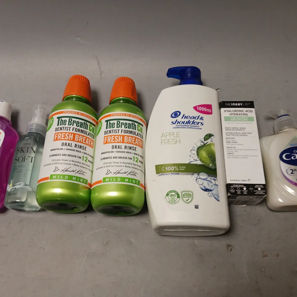 BOX OF APPROXIMATELY 10COSMETIC ITEMS TO INCLUDE APPLE FRESH HEAD AND SHOULDERS, CAREX SOAP, AND BIG TEETH MOUTH WASH ETC. 