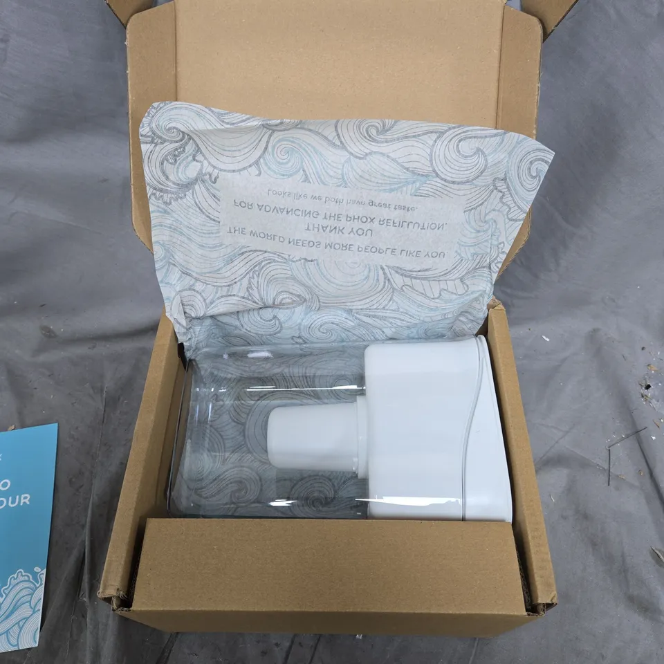 PHOX THE SUSTAINABLE WATER FILTER WAVE – BOXED WITH CARTRIDGE (8 REFILL BAGS INCLUDED)