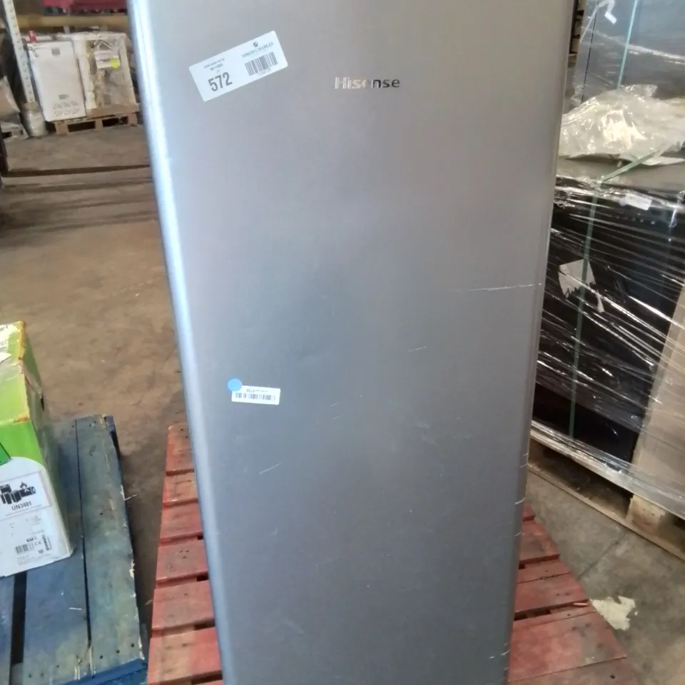 HISENSE FREESTANDING REFRIGERATOR WITH ICE BOX COMPARTMENT IN GRAPHITE 