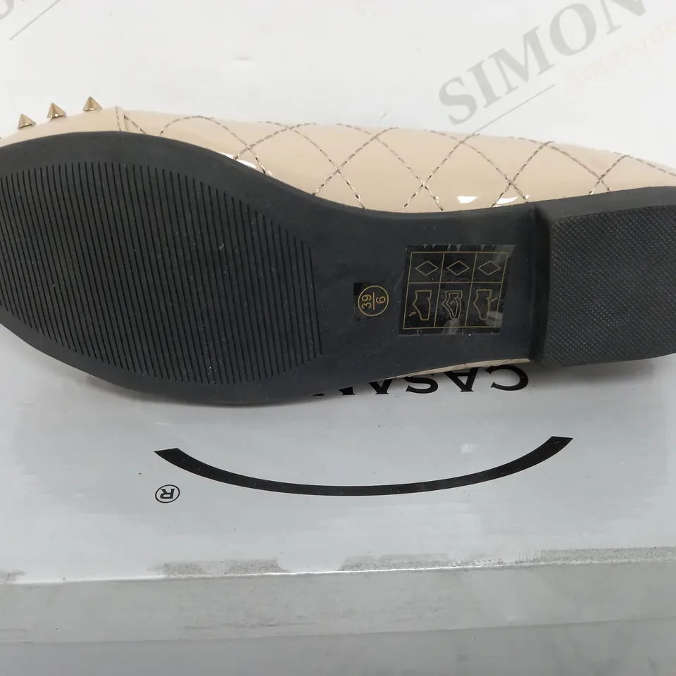 NUDE PATENT GOLD SPIKED TOE SIZE 6