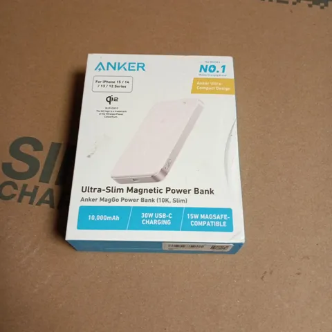 BOX OF APPROXIMATELY 20 ASSORTED ELECTRICAL ITEMS INCLUDING ANKER POWER BANK AND POP CHARGER 