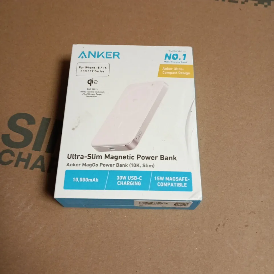 BOX OF APPROXIMATELY 20 ASSORTED ELECTRICAL ITEMS INCLUDING ANKER POWER BANK AND POP CHARGER