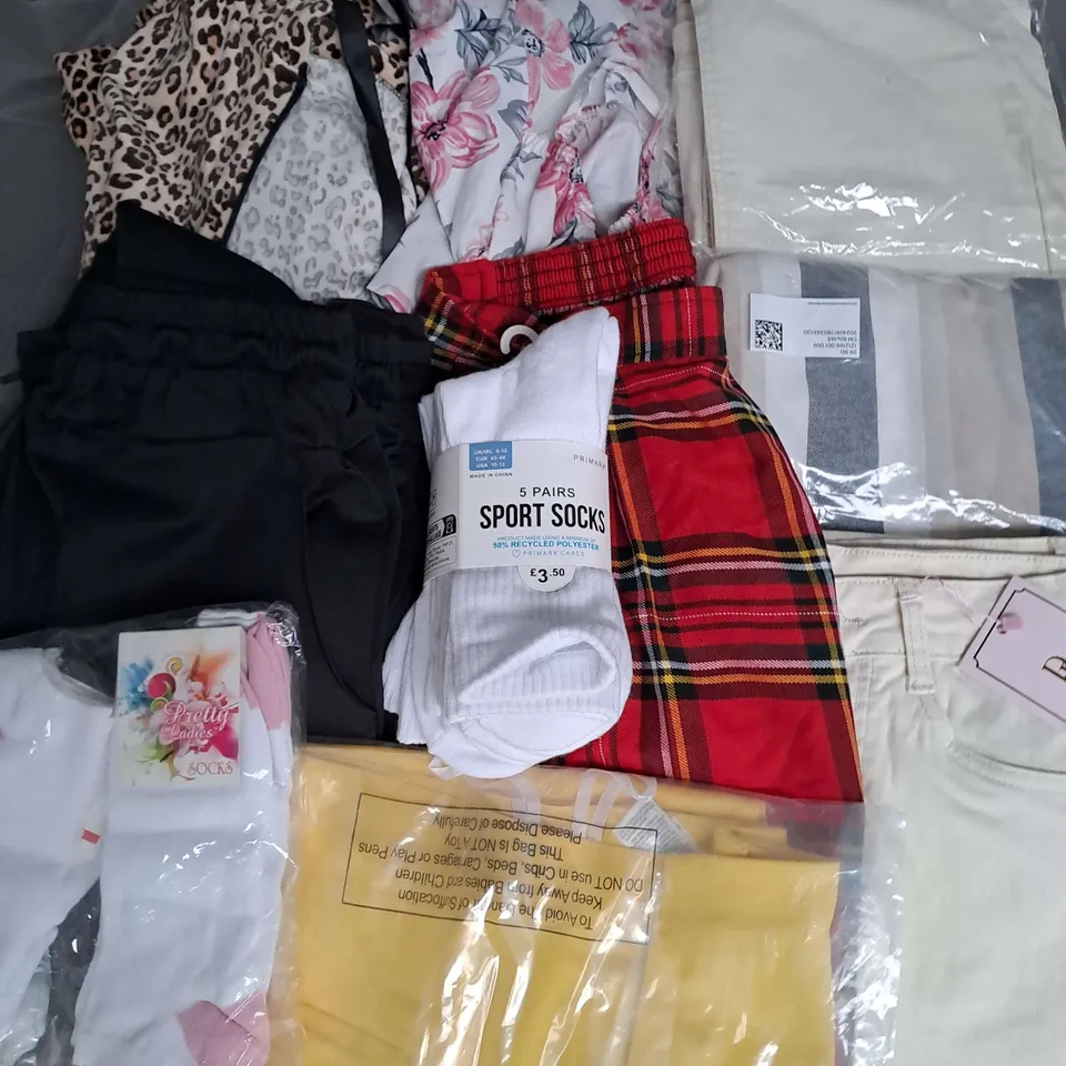 BOX OF APPROXIMATELY 25 ASSORTED CLOTHING ITEMS TO INCLUDE - JEANS, SOCKS, SKIRT ETC 