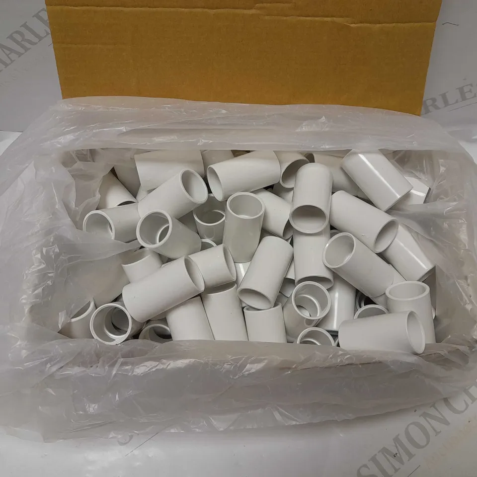 BOX OF APPROX 40 SCHNEIDER ELECTRIC (SM80052) TOWER STRAIGHT COUPLING TUBES - 20MM WHITE - COLLECTION ONLY