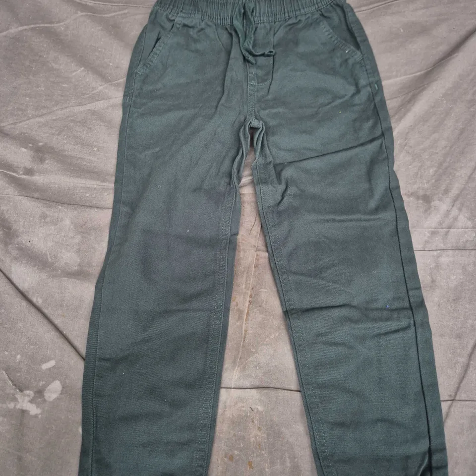  KIDS JOGGER BOTTOMS (UK 7-8Y) & F&F DETROIT GRAPHIC TEE – 7-8 YEARS (2-PIECE SET) (VER