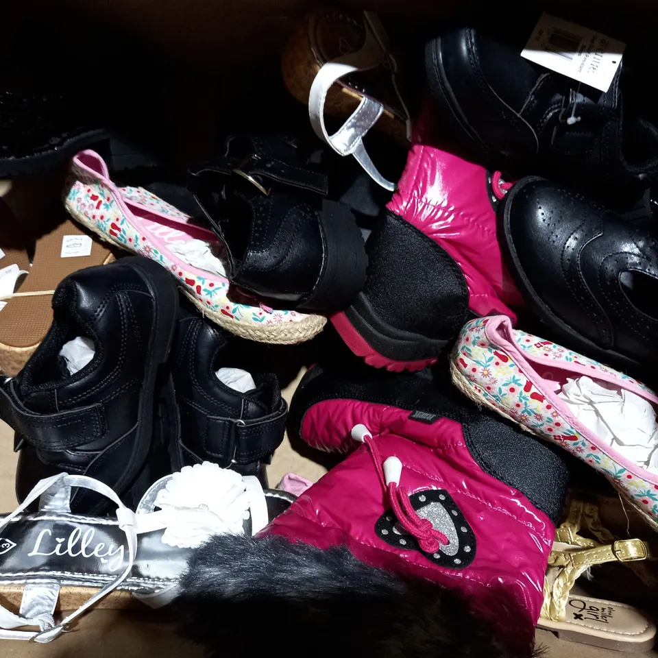 APPROXIMATELY 10 PAIRS OF ASSORTED KIDS SHOES IN VARIOUS STYLES AND SIZES 