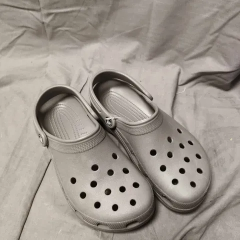 CROCS CLASSICS SLIP ON SHOES - 6