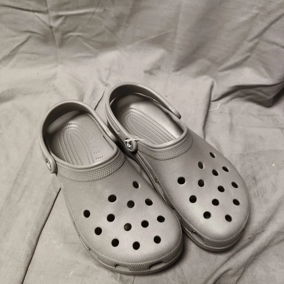 CROCS CLASSICS SLIP ON SHOES - 6