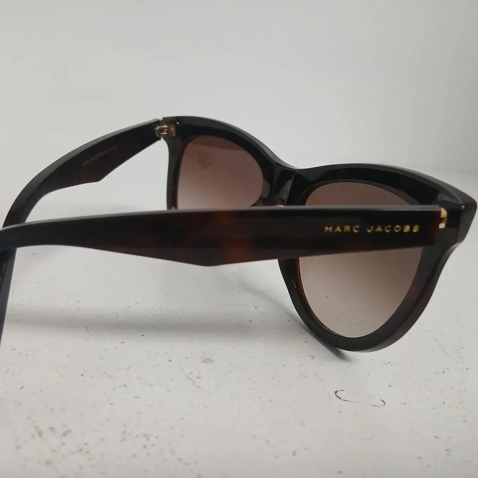 MARC JACOBS SUNGLASSES – BLACK TORTOISESHELL FRAME WITH BROWN GRADIENT LENSES