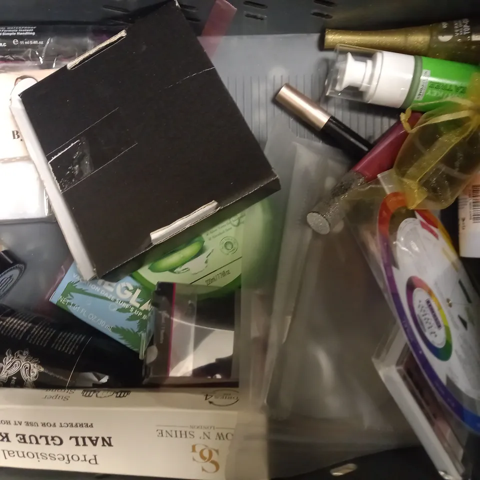 LOT OF APPROXIMATELY 20 ASSORTED HEALTH & BEAUTY ITEMS, TO INCLUDE DERMAPLANER, HAIR GEL, CRAZY COLOUR, ETC