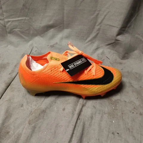 NIKE DYNAMIC FIT FOOTBALL BOOTS – NEON ORANGE/GOLD (PAIR) SIZE 7