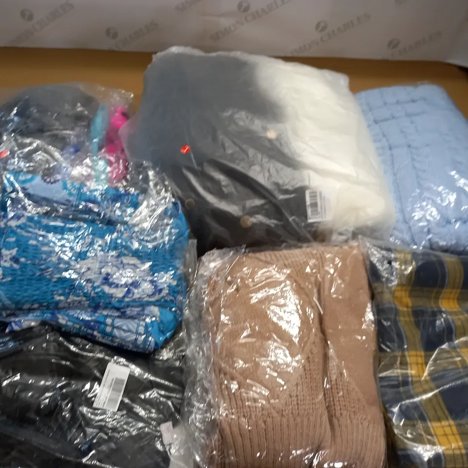 LARGE QUANTITY OF ASSORTED BAGGED CLOTHING ITEMS 