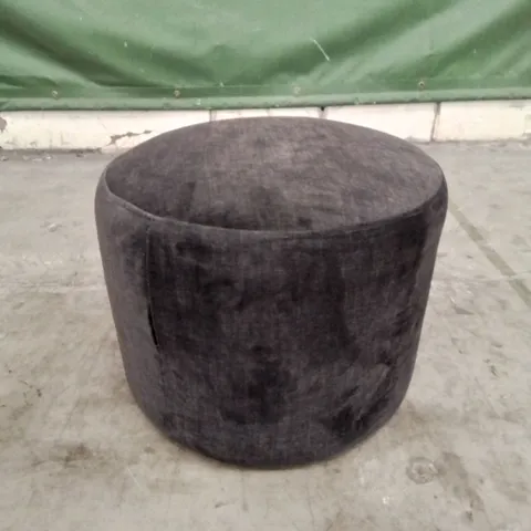 DESIGNER FABRIC UPHOLSTERED POUFFE/FOOT STOOL IN BLACK.