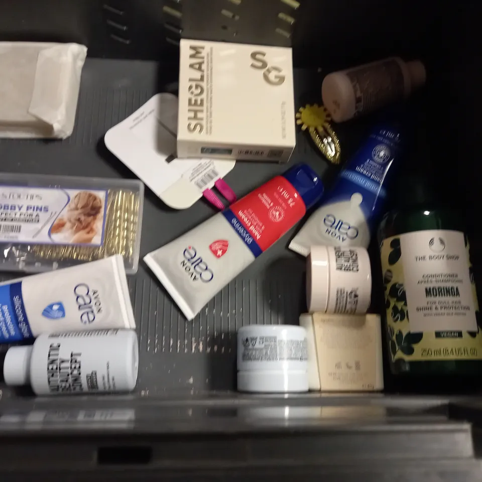LOT OF APPROXIMATELY 25 ASSORTED HEALTH AND BEAUTY ITEMS TO INCLUDE BEAUTY PIE TRANSFORMING CLEANSER, GEORGIEMANE HAIR MASK AND AVEDA SHAMPOO
