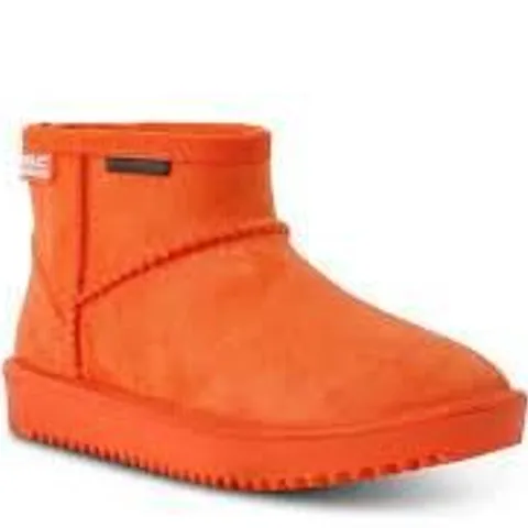 BRAND NEW REGATTA RISLEY JNR BOOTS IN ORANGE - UK 8