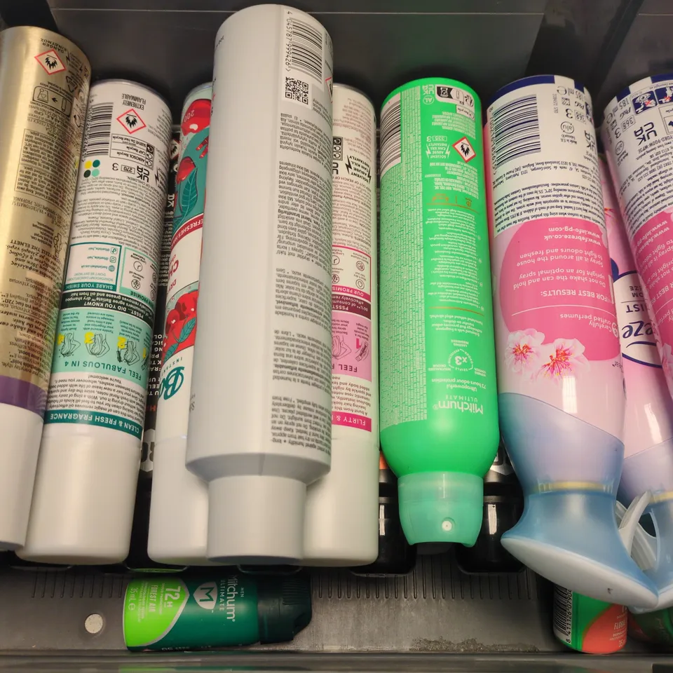APPROXIMATELY 15 ASSORTED AEROSOLS TO INCLUDE SCHWARZKOPF OSIS+ HAIRSPRAY, MITCHUM ULTIMATE BRIGHT FLORAL, RIGHT GUARD SPORT, ETC - COLLECTION ONLY