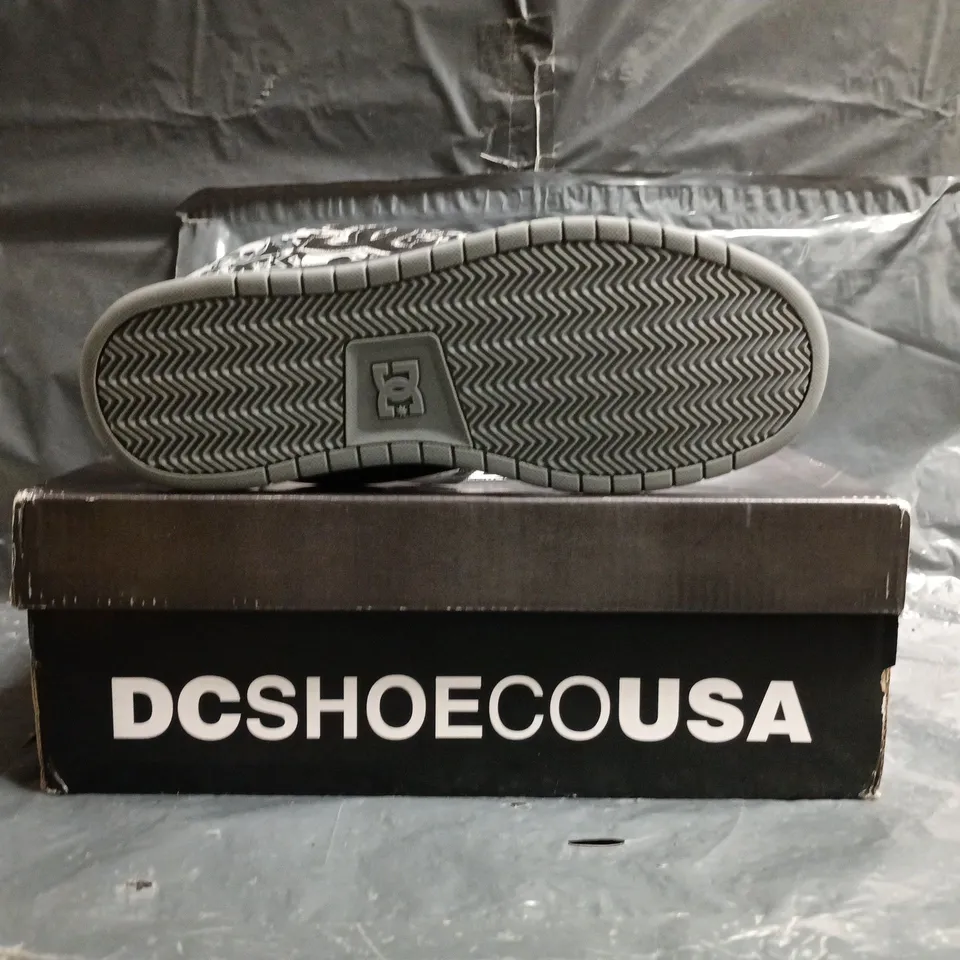 BOXED PAIR OF DC GAVELER SHOES IN BLACK/GREY SIZE UK 8