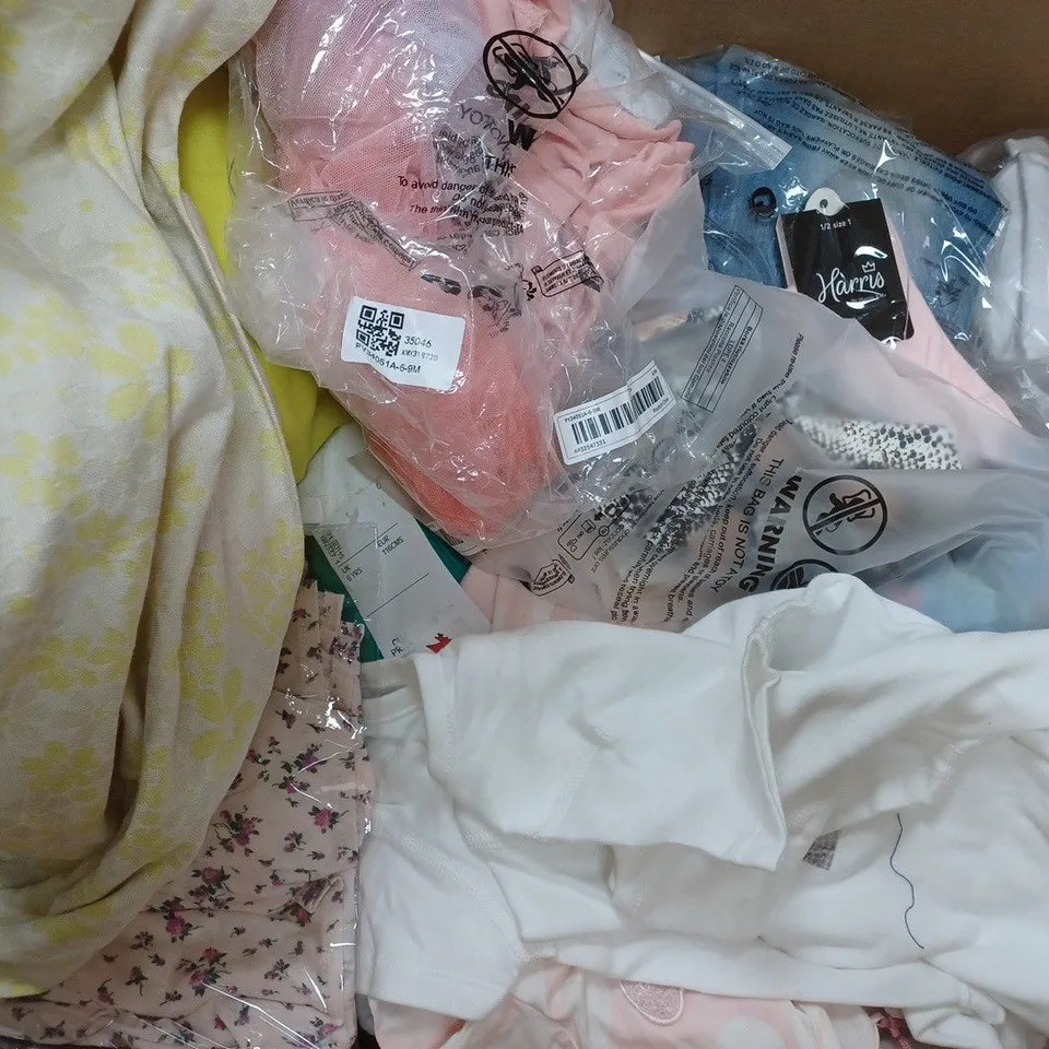 BOX OF APPROXIMATELY 35 ASSORTED KIDS CLOTHING ITEMS TO INCUDE - JEANS , GILET , TROUSERS ETC