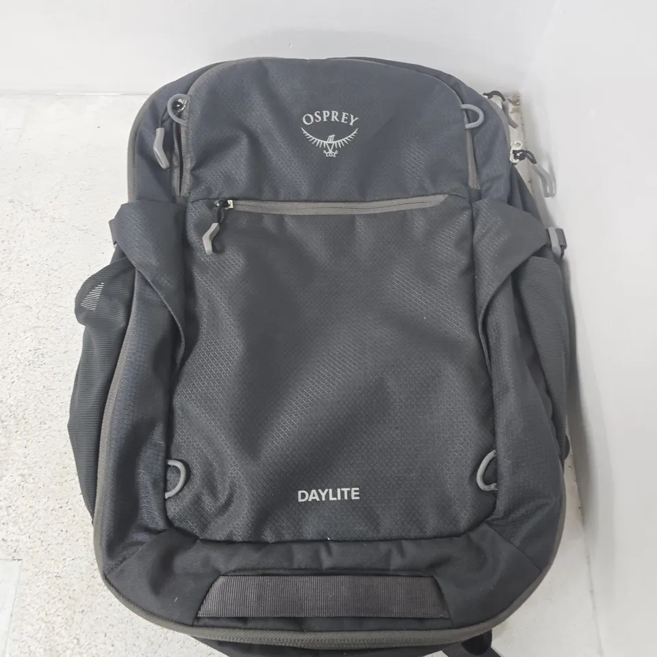 OSPREY DAYLITE BACKPACK IN GREY