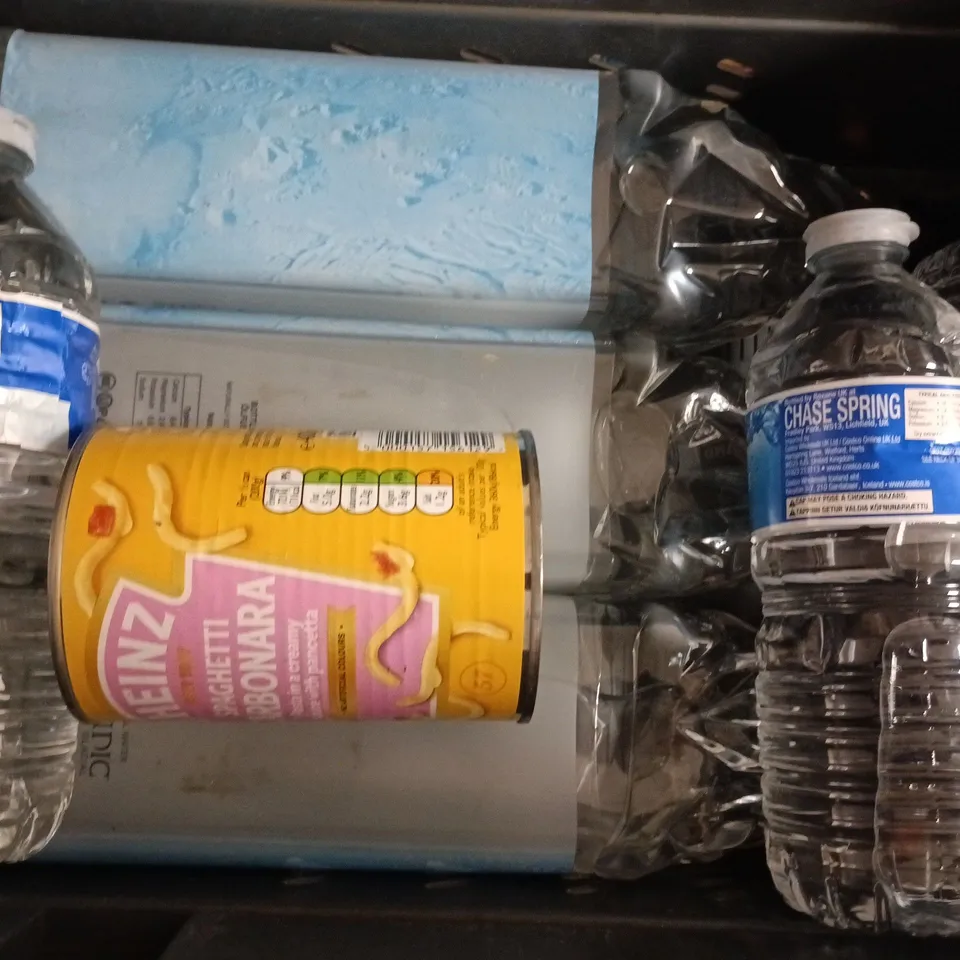 APPROXIMATELY 8 ASSORTED FOOD AND DRINK ITEMS TO INCLUDE BEANS JALFREZI, BEEF RAVIOLI, WATER, ETC