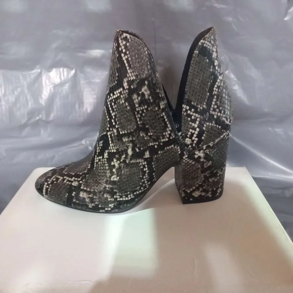 BOXED STEVE MADDEN GREY SNAKE SYNTHETIC ANKLE BOOTS SIZE 7